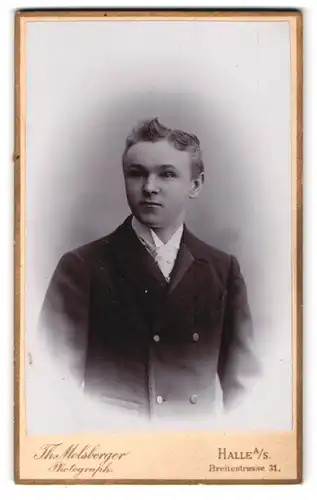 Fotografie Th. Molsberger, Halle / Saale, Breitestr. 31, Portrait Bursche im Anzug mit Krawatte