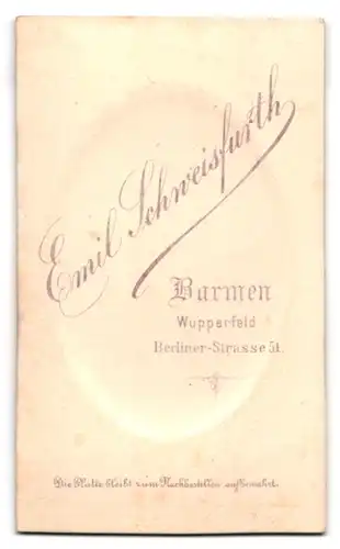 Fotografie E. Schweisfurth, Barmen, Berlinerstr. 51, Portrait junge Dame trägt Bluse mit Verzierungen