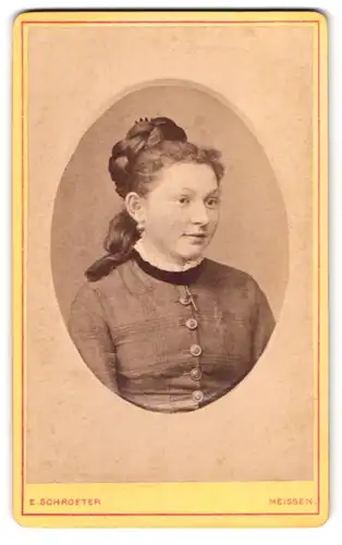 Fotografie E. Schroeter, Meissen, Obergasse 597, Portrait Mädchen mit langen geflochtenen Haaren