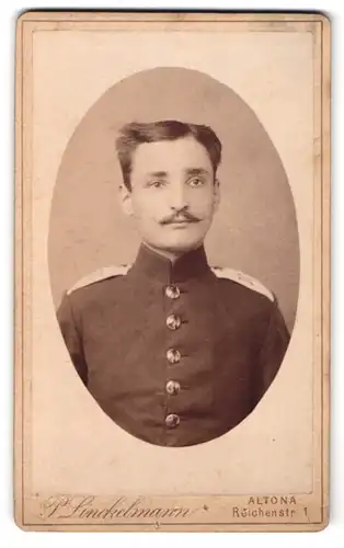 Fotografie P. Linckelmann, Altona, Reichenstr. 1, Portrait Soldat in Uniform Schulterstück Rgt. 14