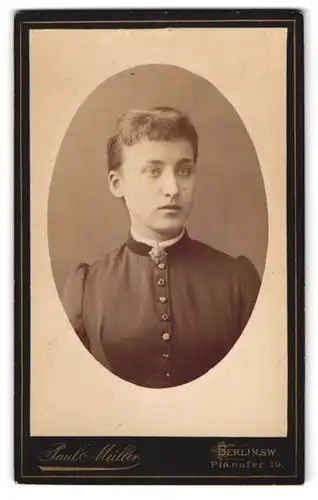 Fotografie Paul Müller, Berlin, Planufer 19, Portrait junge Dame mit Kragenbrosche