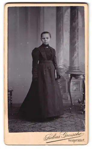 Fotografie Julius Grusche, Neugersdorf i. S., Mädchen mit Handschuhen im schwarzen Kleid nach der Konfirmation