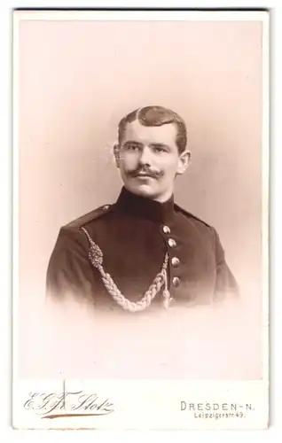 Fotografie E.G. Friedrich Stotz, Dresden, Leipzigerstr. 49, Portrait Soldat in Uniform mit Schützenschnur