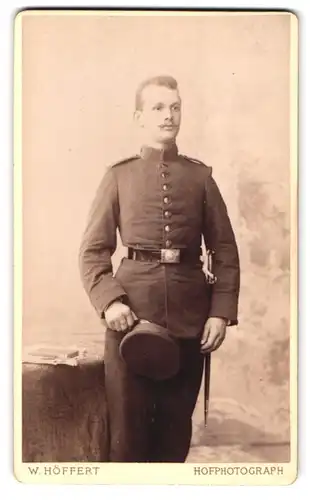 Fotografie W. Höffert, Berlin, Unter den Linden 24, Soldat in Uniform mit Bajonett & Portepee