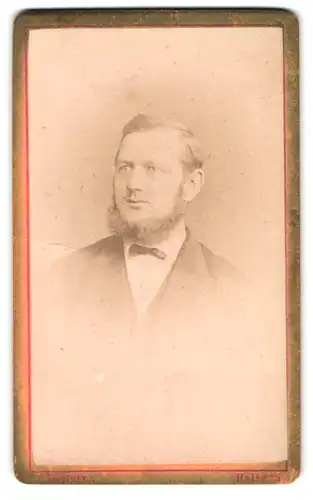 Fotografie C. Höpfner, Halle / Saale, Alter Markt 1, Portrait Herr mit backenbart im Anzug