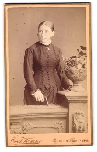 Fotografie Emil Krausse, Deuben-Hainsberg, Dresdenerstr. 88, junge Dame mit Halskette & Anhänger