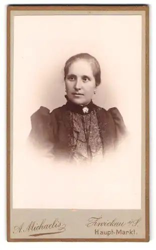 Fotografie A. Michaelis, Zwickau, Hauptmarkt, Portrait Dame mit Kragenbrosche im Puffärmelkleid