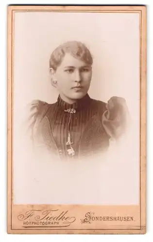 Fotografie F. Tiedke, Sondershausen, Portrait hübsche Dame mit Schmuck im Puffärmelkleid