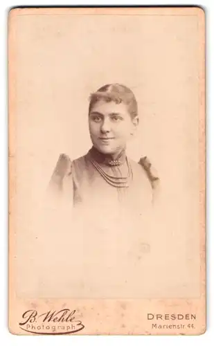 Fotografie B. Wehle, Dresden, Marienstr. 44, Portrait junge Dame mit Halskette & Kragenbrosche