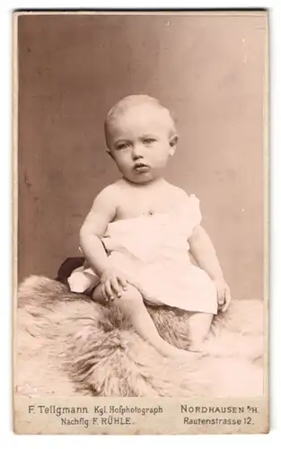 Fotografie F. Tellgmann, Nordhausen a. H., Rautenstr. 12, Baby auf Felldecke sitzend