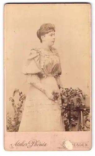 Fotografie Atelier Phönix, Dresden, Pillnitzerstr. 64, Brünette Dame mit Schmuck modisch gekleidet