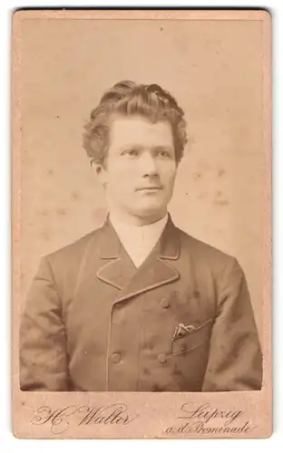 Fotografie H. Walter, Leipzig, an der Promenade, Portrait junger Herr gut bürgerlich gekleidet