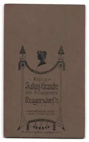 Fotografie Julius Grusche, Neugersdorf, Mädchen im Sonntagskleid