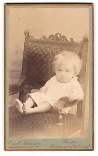 Fotografie Emil Krausse, Deuben, Kleinkind auf Sessel sitzend