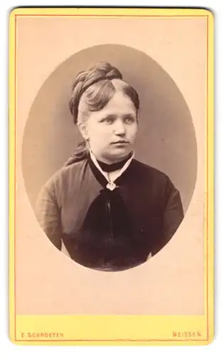 Fotografie E. Schroeter, Meissen, Obergasse 597, Portrait Mädchen mit geflochtenem Haar