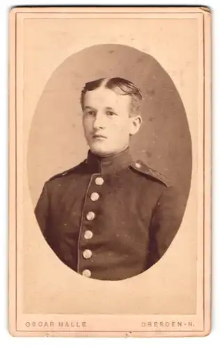 Fotografie Oscar Halle, Dresden, Königsbrückerstr. 49, Portrait Mineur in Uniform mit Schulterstück Rgt. 12