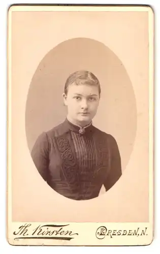 Fotografie Th. Kirsten, Dresden, Bautznerstr. 77, Portrait Mädchen mit Kragenbrosche