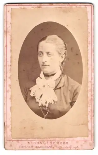 Fotografie R. Ronneberger, Chemnitz, Markt 16, Portrait junge Dame mit Halstuch