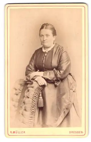 Fotografie R. Müller, Dresden, Marienstr. 26, betagte Dame im Biedermeierkleid