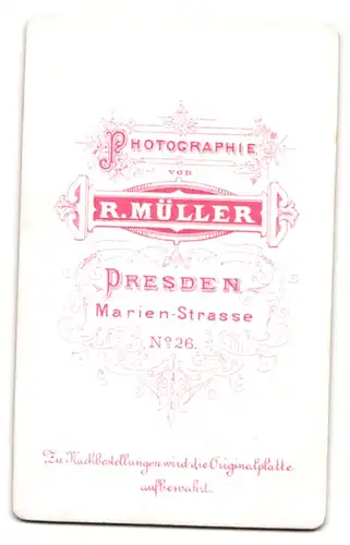 Fotografie R. Müller, Dresden, Marienstr. 26, betagte Dame im Biedermeierkleid