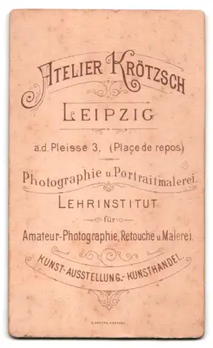 Fotografie Atelier Krötzsch, Leipzig, a.d. Pleisse 3, Portrait Herr mit Vollbart & Fliege im Anzug