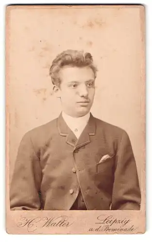 Fotografie H. Walter, Leipzig, an der Promenade, Portrait Bursche im Anzug mit karierter Jacke