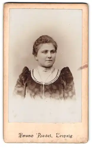Fotografie Bruno Riedel, Leipzig, Portrait Hausfrau im Sonntagskleid aus Samt