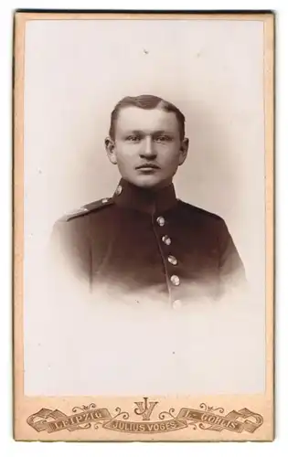 Fotografie Julius Voges, Leipzig, an der Promenade, Portrait Soldat in Uniform