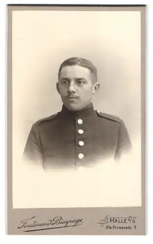 Fotografie Ferdinand Bimpage, Halle / Saale, Alte Promenade 9, Portrait junger Soldat in Uniform Rgt. 36