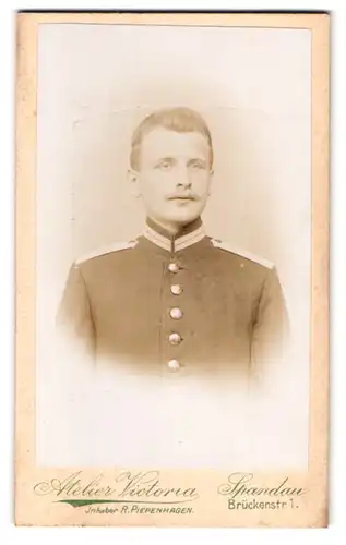 Fotografie Atelier Victoria, Berlin-Spandau, Brückenstr. 1, Portrait Garde-Soldat in Uniform
