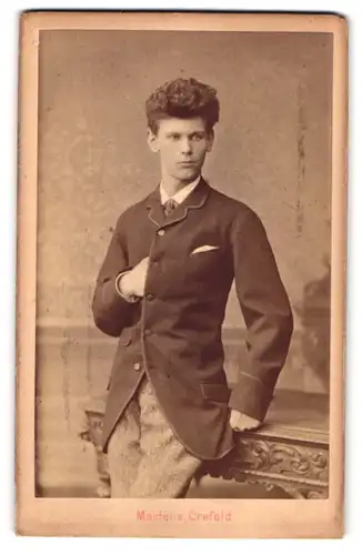 Fotografie Eug. Jos. Mertens, Crefeld, Hochstrasse 68, Bursche in Napoleon Pose