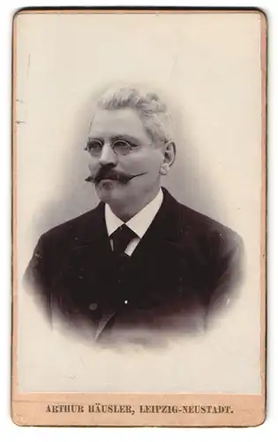 Fotografie Arthur Häusler, Leipzig-Neustadt, Portrait Herr mit Brille und Schnauzbart