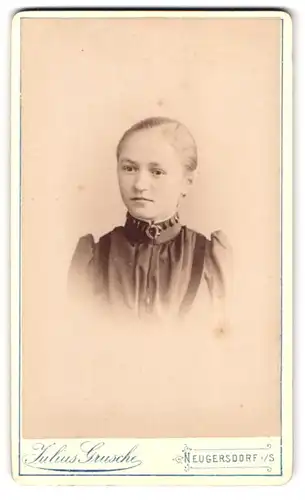 Fotografie Julius Grusche, Neugersdorf, Portrait Mädchen im Sonntagskleid