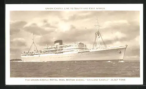 AK Passagierschiff M. V. Athlone Castle vor der Küste