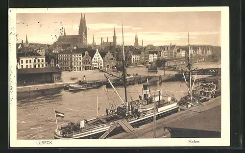AK Lübeck, Hafenpartie mit Schiffen und Blick zur Stadt