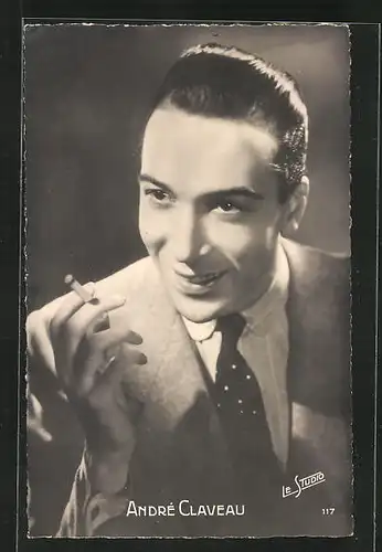 AK Schauspieler André Claveau raucht eine Zigarette