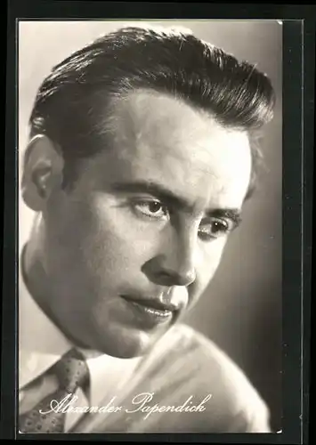 AK Schauspieler Alexander Papendick im weissen Hemd mit Krawatte