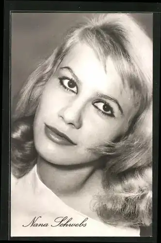 AK Schauspielerin Nana Schwebs mit blonden Haaren