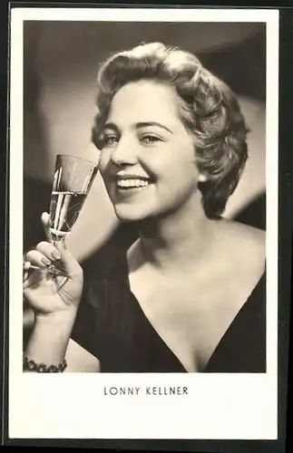 AK Schauspielerin Lonny Kellner mit einem Sektglas