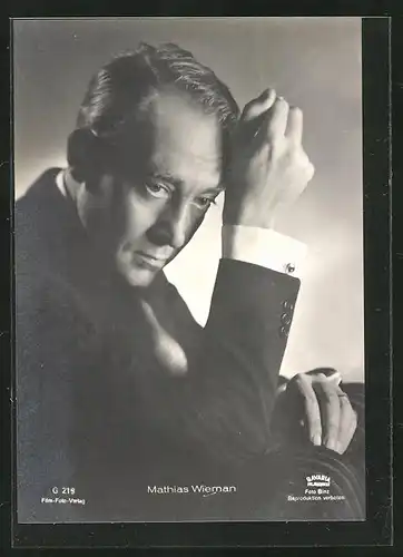 AK Schauspieler Mathias Wieman in Denkerpose