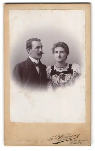 Fotografie J. Wenning, Burgsteinfurt, Wilhelmsplatz 5, Herr mit Schnauzbart nebst hübscher Gattin im Kleid