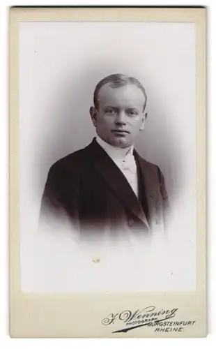 Fotografie J. Wenning, Burgsteinfurt, Wilhelmsplatz 5, Portrait Herr mit Halbglatze im Anzug