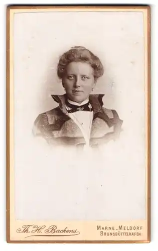 Fotografie Th. H. Backens, Meldorf, Portrait Hausfrau mit Dutt im Festtagskleid