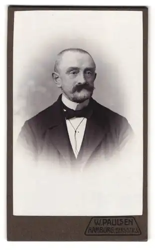 Fotografie W. Paulsen, Hamburg, Bergstr. 3, Portrait älterer Herr mit Glatze im Anzug