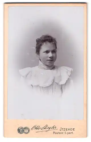 Fotografie Otto Stiegler, Itzehoe, Poststr. 5, Portrait Mädchen im weissen Kleid