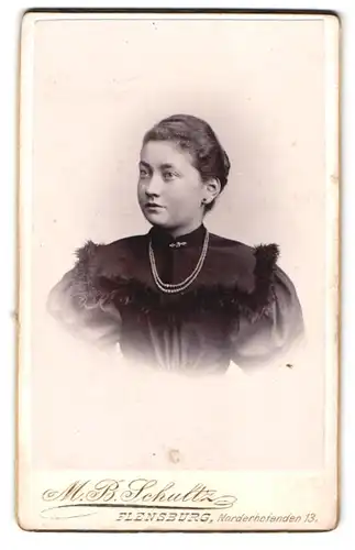 Fotografie M.B. Schultz, Flensburg, Norderhofenden 13, Portrait junge Dame trägt Bluse mit Pekzbesatz