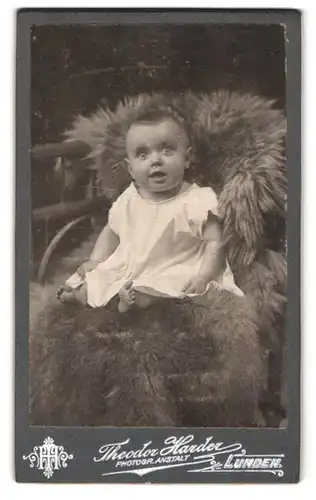 Fotografie Theodor Harder, Lunden, Baby Carl-Gustav auf felldecke sitzend