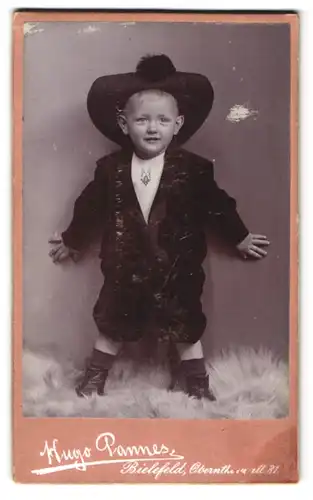 Fotografie Hugo Pannes, Bielefeld, Obernthorwall 31, Kleinkind mit Hut im Matrosenanzug