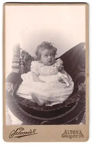 Fotografie Atelier Schmiel, Altona, Königstr. 178, überraschtes Baby im Taufkleid