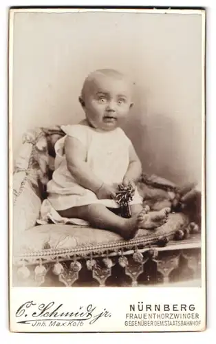 Fotografie C. Schmidt Junior, Nürnberg, Frauenthorzwinger 8, Baby spielt mit Schlüsselbund